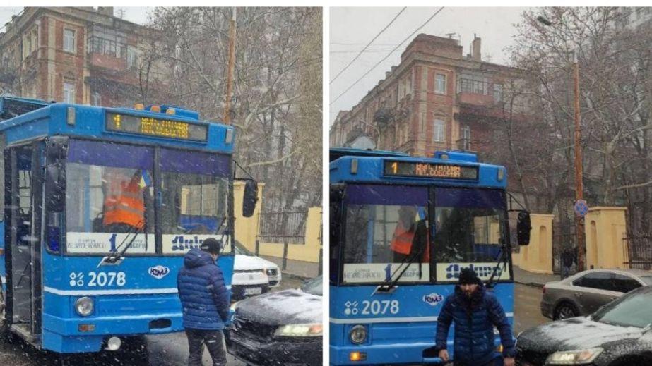 В Днепре на пересечении улиц Фабра и Мечникова легковой автомобиль столкнулся с троллейбусом (ФОТО, ВИДЕО).