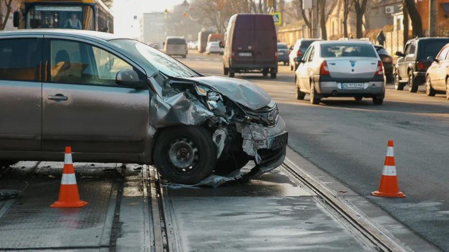 В Днепре на улице Грушевского произошла авария с участием трех автомобилей. Один человек получил травмы (ФОТО).