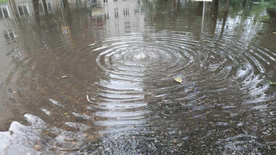 В Днепре улица затопила после аварии на водоснабжении. Смотрите видео!