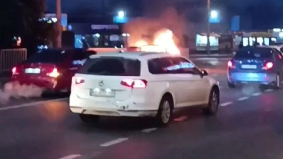 В Днепре на Березинке в центре дороги вспыхнул автомобиль (ВИДЕО)