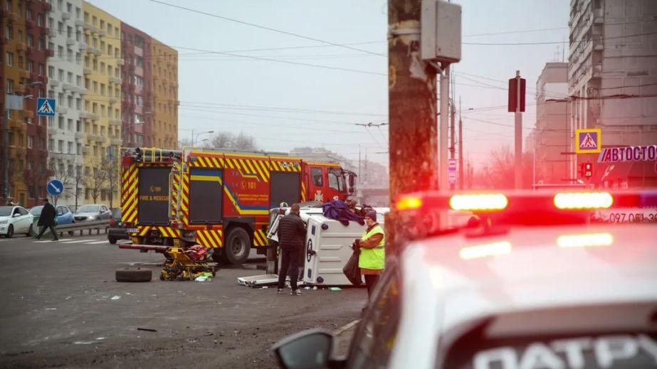 В Днепре произошла авария с переворотом автомобиля медиков, который вез раненого бойца (ФОТО).