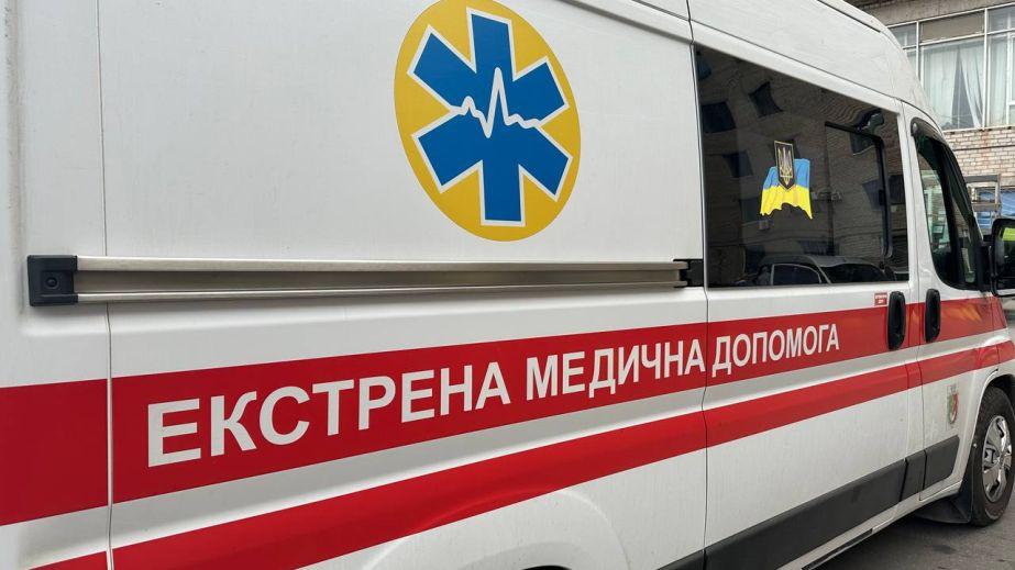 В Марганце intoxicated man attacked paramedics and locked them inside a house.