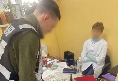 Вимагала гроші за отримання групи інвалідності: на Київщині підозрюють голову МСЕК